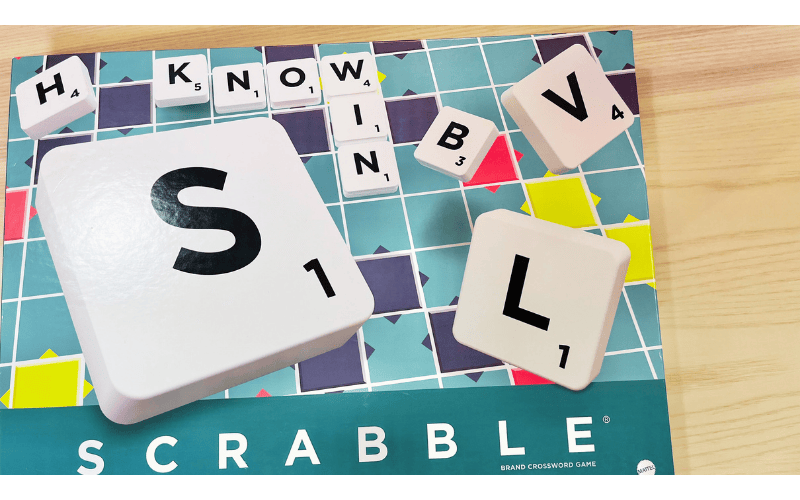 英語のボードゲーム(Scrabble)のパッケージの写真。